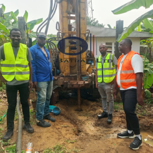 La Réalisation de quatre (04) forages urbains de débit 140 m3/h extensible à 200 m3/h suivant les capacités de la nappe pour un flux additionnel de + 17 600 m¾ jour dans la ville douala