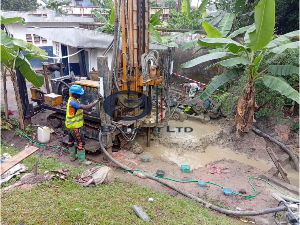 La Réalisation de quatre (04) forages urbains de débit 140 m3/h extensible à 200 m3/h suivant les capacités de la nappe pour un flux additionnel de + 17 600 m¾ jour dans la ville douala
