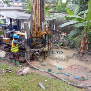 La Réalisation de quatre (04) forages urbains de débit 140 m3/h extensible à 200 m3/h suivant les capacités de la nappe pour un flux additionnel de + 17 600 m¾ jour dans la ville douala