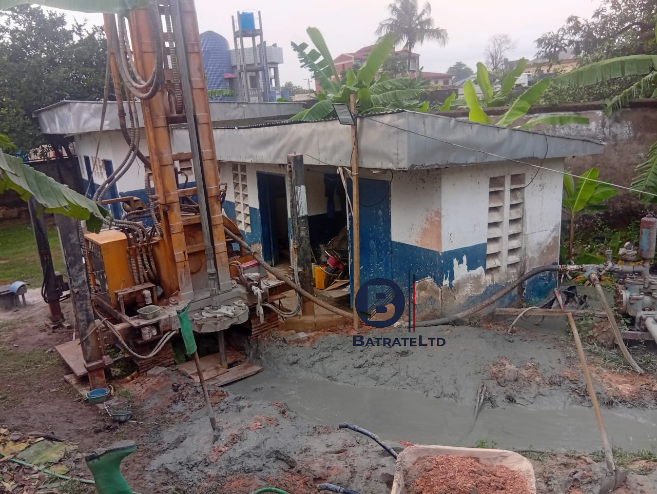 La Réalisation de quatre (04) forages urbains de débit 140 m3/h extensible à 200 m3/h suivant les capacités de la nappe pour un flux additionnel de + 17 600 m¾ jour dans la ville douala – Image 3